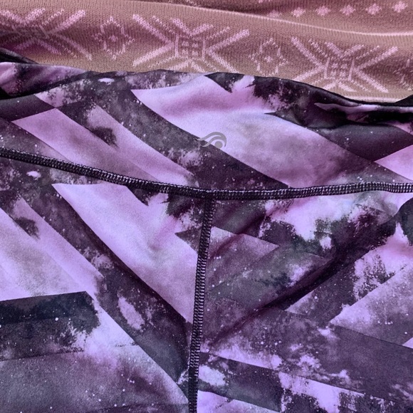 Patterned Capri Leggings - Picture 2 of 5